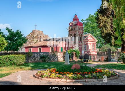 Il Giardino della gente, un piccolo parco pubblico e la pittoresca chiesa ortodossa di Panagia Mandrakina nella città di Corfù, isola di Corfù, Grecia. Foto Stock