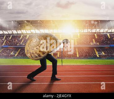 Businessman corre lento come una lumaca in una gara runner Foto Stock