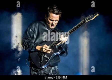 Odense, Danimarca. 25th giugno 2022. La rock band inglese Muse suona un concerto dal vivo durante il festival di musica danese Tinderbox 2022 a Odense. Qui cantante, cantautore e musicista Matthew Bellamy è visto dal vivo sul palco. (Photo Credit: Gonzales Photo/Alamy Live News Foto Stock