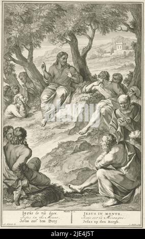 Sermone sul Monte, Joseph Mulder, dopo Arnold Houbraken, 1720 - 1728, Cristo siede sul monte e insegna ai suoi discepoli. Qui di seguito, nel margine, un riferimento al testo e al titolo della Bibbia in greco, inglese, tedesco, latino, francese e olandese., stampatore: Joseph Mulder, (menzionato in oggetto), redatrice intermediaria: Arnold Houbraken, (menzionato in oggetto), Amsterdam, 1720 - 1728, carta, incisione, incisione, h 352 mm x l 222 mm Foto Stock