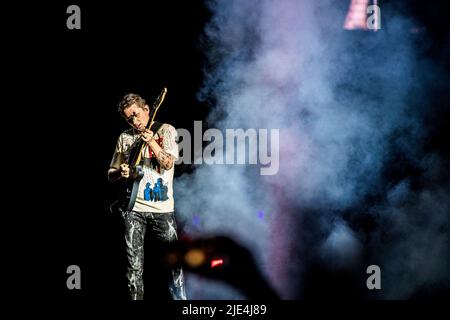 Odense, Danimarca. 25th giugno 2022. La rock band inglese Muse suona un concerto dal vivo durante il festival di musica danese Tinderbox 2022 a Odense. Qui cantante, cantautore e musicista Matthew Bellamy è visto dal vivo sul palco. (Photo Credit: Gonzales Photo/Alamy Live News Foto Stock