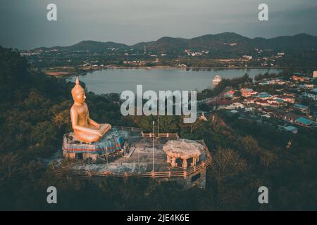 Grande Buddha sul bacino di Khao Tao a Hua Hin, a Prachuap Khiri Khan, Thailandia Foto Stock