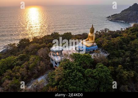 Grande Buddha sul bacino di Khao Tao a Hua Hin, a Prachuap Khiri Khan, Thailandia Foto Stock