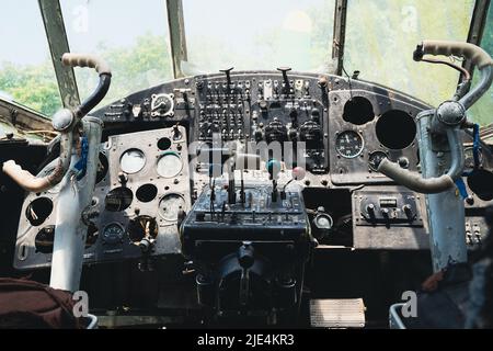 primo piano della vista anteriore della guerra mondiale d'epoca due interni dell'abitacolo dell'aeroplano con vecchio quadro strumenti e comandi di volo Foto Stock