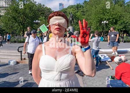 New York, Stati Uniti. 24th giugno 2022. Una donna tiene la mano dipinta in rosso simboleggiando il sangue mentre le persone si riuniscono a Union Square per protestare contro la decisione della Corte Suprema nel caso Dobbs contro Jackson Women's Health il 24 giugno 2022 nel quartiere di Manhattan di New York. La decisione della Corte nel caso Dobbs contro Jackson Women's Health capovolge la storica causa Roe contro Wade di 50 anni, eliminando un diritto federale all'aborto. Credit: SOPA Images Limited/Alamy Live News Foto Stock