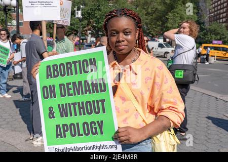 New York, Stati Uniti. 24th giugno 2022. Una donna ha un segno che recita "aborto su richiesta e senza scuse" mentre le persone si riuniscono in Union Square per protestare contro la decisione della Corte Suprema nel caso Dobbs contro Jackson Women's Health il 24 giugno 2022 nel quartiere Manhattan di New York City. La decisione della Corte nel caso Dobbs contro Jackson Women's Health capovolge la storica causa Roe contro Wade di 50 anni, eliminando un diritto federale all'aborto. Credit: SOPA Images Limited/Alamy Live News Foto Stock