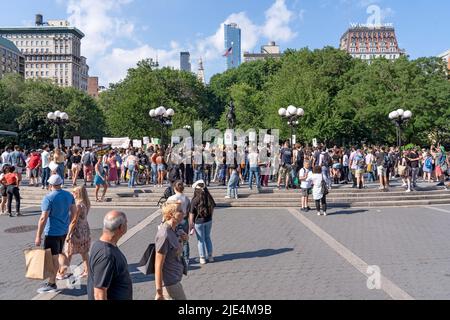 New York, Stati Uniti. 24th giugno 2022. Centinaia di persone si riuniscono a Union Square per protestare contro la decisione della Corte Suprema nel caso Dobbs contro Jackson Women's Health il 24 giugno 2022 nel distretto di Manhattan di New York City. La decisione della Corte nel caso Dobbs contro Jackson Women's Health capovolge la storica causa Roe contro Wade di 50 anni, eliminando un diritto federale all'aborto. Credit: SOPA Images Limited/Alamy Live News Foto Stock