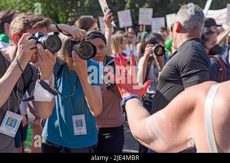 New York, Stati Uniti. 24th giugno 2022. Una donna tiene la mano dipinta in rosso simboleggiando il sangue mentre le persone si riuniscono a Union Square per protestare contro la decisione della Corte Suprema nel caso Dobbs contro Jackson Women's Health il 24 giugno 2022 nel quartiere di Manhattan di New York. La decisione della Corte nel caso Dobbs contro Jackson Women's Health capovolge la storica causa Roe contro Wade di 50 anni, eliminando un diritto federale all'aborto. Credit: SOPA Images Limited/Alamy Live News Foto Stock