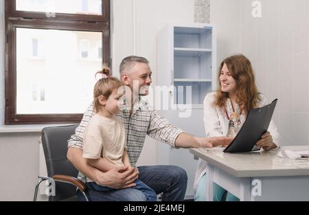 papà e una bambina consultare un pediatra in un ufficio medico Foto Stock