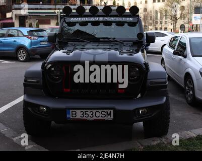 La macchina sorprende frontalmente in un parcheggio evidenziando alcuni dettagli che sono necessari Foto Stock