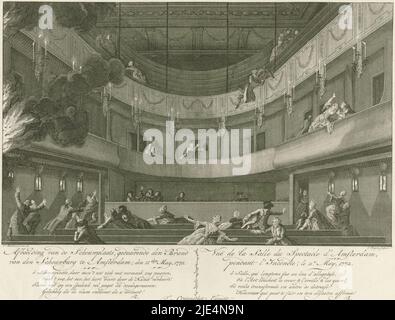 Vista dell'auditorium del Teatro di Amsterdam durante lo scoppio del fuoco il 11 maggio 1772. L'incendio iniziò durante l'esecuzione dell'opera "De Deserteur". Il pubblico fugge dal panico. Le fiamme colpiscono l'auditorium sulla sinistra. Sotto lo spettacolo il titolo e un versetto a quattro righe in olandese (sinistra) e francese (destra). Parte di una serie di quattro stampe con la stampa del titolo circa l'incendio nello Schouwburg di Amsterdam, Sala del Teatro di Amsterdam allo scoppio dell'incendio, 1772 immagine del camino, l'incendio nello Schouwburg di Amsterdam, den 11den maggio, 1772 / Vuë de la salle du Spectacle d'Amsterdam Foto Stock