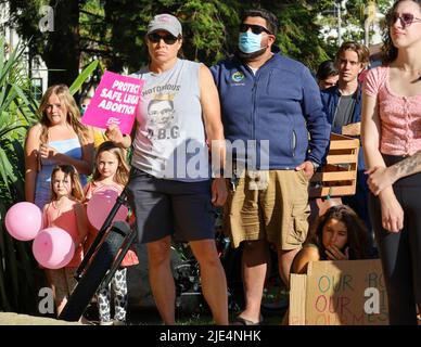 Santa Barbara, California, Stati Uniti. 24th giugno 2022. Centinaia di persone si sono rivelate con breve preavviso per una protesta sponsorizzata dalla Planned Parenthood presso lo storico tribunale di Santa Barbara il 24 giugno 2022, il giorno in cui la Corte Suprema ha rovesciato la storica decisione Roe V. Wade che ha protetto le donne e i diritti di aborto negli Stati Uniti per cinquant'anni. (Credit Image: © Amy Katz/ZUMA Press Wire) Foto Stock