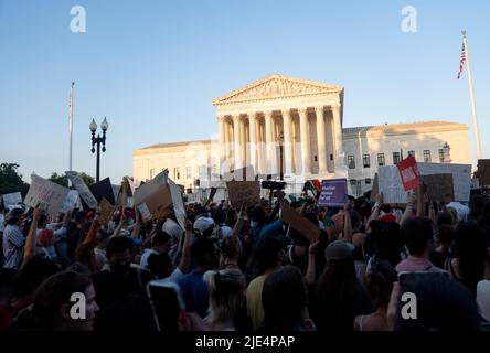 Washington DC, Stati Uniti. 24th giugno 2022. (220625) -- WASHINGTON, D.C., 25 giugno 2022 (Xinhua) -- i manifestanti si riuniscono al di fuori della Corte Suprema degli Stati Uniti a Washington, DC, Stati Uniti, 24 giugno 2022. La Corte Suprema degli Stati Uniti il venerdì ha rovesciato Roe contro Wade, una decisione di riferimento che ha stabilito un diritto costituzionale all'aborto nella nazione quasi mezzo secolo fa. (Xinhua/Liu Jie) Credit: Liu Jie/Xinhua/Alamy Live News Foto Stock