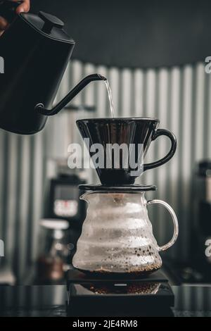 Caffè caldo preparato con il metodo di gocciolamento con il sistema di erogazione del caffè pour Over di terza generazione Foto Stock