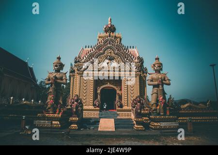 Tempio d'oro di Wat Khao Kalok a Prachuap Khiri Khan, Thailandia Foto Stock