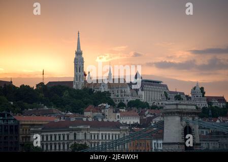 Lato Buda di Budapest al tramonto, con st. Chiesa di Matthews Foto Stock