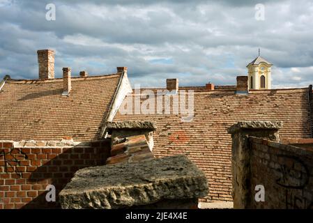 Vecchi tetti di tegole a Szentendre, Ungheria Foto Stock