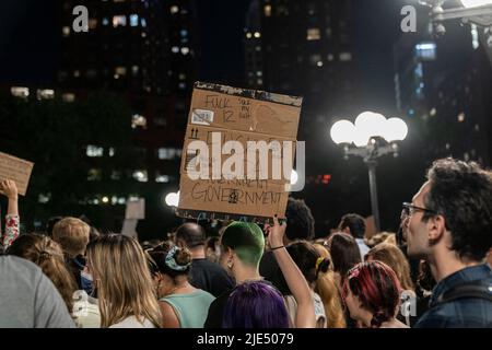 New York, Stati Uniti. 24th giugno 2022. Centinaia di manifestanti si sono riuniti in Union Square per protestare contro la decisione della Corte Suprema di roveschiare Roe contro Wade, vietando di fatto gli aborti negli Stati Uniti. (Foto di Lev Radin/Pacific Press) Credit: Pacific Press Media Production Corp./Alamy Live News Foto Stock