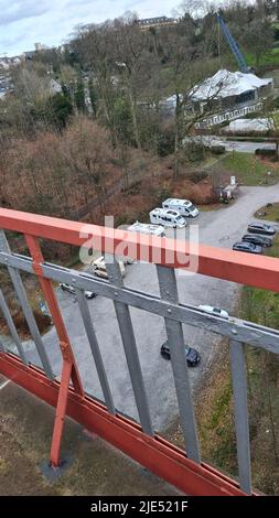 Motorhome sul camper nella città tedesca Velbert sotto il Saubrücke presso la piscina pubblica all'aperto e la piscina coperta Foto Stock