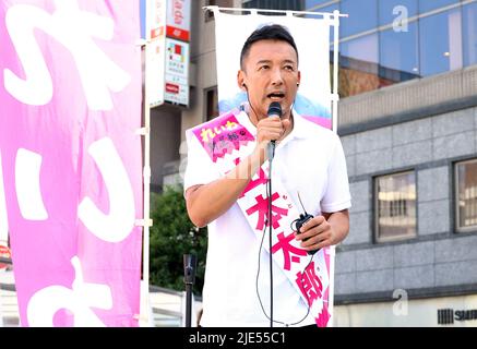 Tokyo, Giappone. 25th giugno 2022. L'opposizione giapponese 'Reiwa Shinsengumi' leader Taro Yamamamoto consegna un discorso di campagna per le elezioni dell'alta Casa del luglio 10 a Tokyo sabato 25 giugno 2022. Credit: Yoshio Tsunoda/AFLO/Alamy Live News Foto Stock