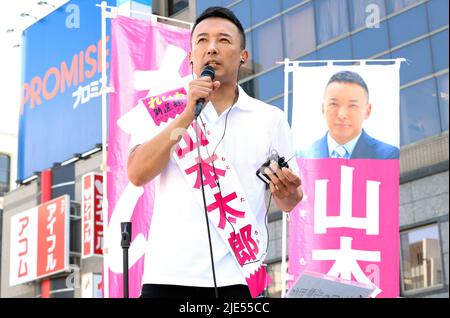 Tokyo, Giappone. 25th giugno 2022. L'opposizione giapponese 'Reiwa Shinsengumi' leader Taro Yamamamoto consegna un discorso di campagna per le elezioni dell'alta Casa del luglio 10 a Tokyo sabato 25 giugno 2022. Credit: Yoshio Tsunoda/AFLO/Alamy Live News Foto Stock