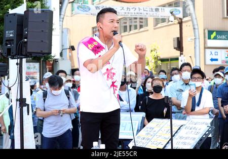 Tokyo, Giappone. 25th giugno 2022. L'opposizione giapponese 'Reiwa Shinsengumi' leader Taro Yamamamoto consegna un discorso di campagna per le elezioni dell'alta Casa del luglio 10 a Tokyo sabato 25 giugno 2022. Credit: Yoshio Tsunoda/AFLO/Alamy Live News Foto Stock