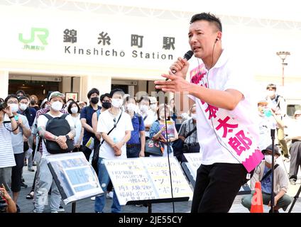 Tokyo, Giappone. 25th giugno 2022. L'opposizione giapponese 'Reiwa Shinsengumi' leader Taro Yamamamoto consegna un discorso di campagna per le elezioni dell'alta Casa del luglio 10 a Tokyo sabato 25 giugno 2022. Credit: Yoshio Tsunoda/AFLO/Alamy Live News Foto Stock