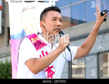 Tokyo, Giappone. 25th giugno 2022. L'opposizione giapponese 'Reiwa Shinsengumi' leader Taro Yamamamoto consegna un discorso di campagna per le elezioni dell'alta Casa del luglio 10 a Tokyo sabato 25 giugno 2022. Credit: Yoshio Tsunoda/AFLO/Alamy Live News Foto Stock