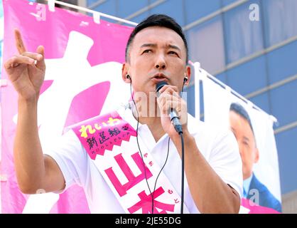 Tokyo, Giappone. 25th giugno 2022. L'opposizione giapponese 'Reiwa Shinsengumi' leader Taro Yamamamoto consegna un discorso di campagna per le elezioni dell'alta Casa del luglio 10 a Tokyo sabato 25 giugno 2022. Credit: Yoshio Tsunoda/AFLO/Alamy Live News Foto Stock