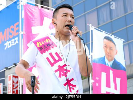 Tokyo, Giappone. 25th giugno 2022. L'opposizione giapponese 'Reiwa Shinsengumi' leader Taro Yamamamoto consegna un discorso di campagna per le elezioni dell'alta Casa del luglio 10 a Tokyo sabato 25 giugno 2022. Credit: Yoshio Tsunoda/AFLO/Alamy Live News Foto Stock