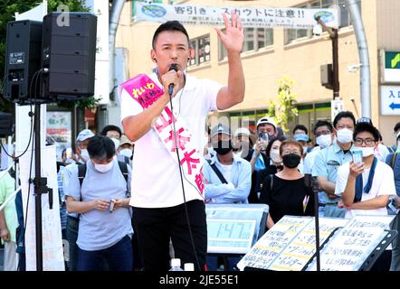 Tokyo, Giappone. 25th giugno 2022. L'opposizione giapponese 'Reiwa Shinsengumi' leader Taro Yamamamoto consegna un discorso di campagna per le elezioni dell'alta Casa del luglio 10 a Tokyo sabato 25 giugno 2022. Credit: Yoshio Tsunoda/AFLO/Alamy Live News Foto Stock