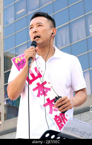 Tokyo, Giappone. 25th giugno 2022. L'opposizione giapponese 'Reiwa Shinsengumi' leader Taro Yamamamoto consegna un discorso di campagna per le elezioni dell'alta Casa del luglio 10 a Tokyo sabato 25 giugno 2022. Credit: Yoshio Tsunoda/AFLO/Alamy Live News Foto Stock