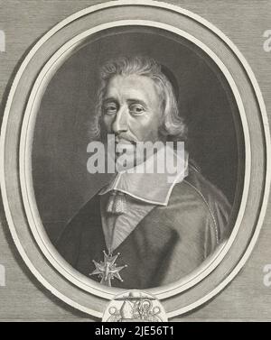 Ritratto del vescovo Hardouin de Péréfixe de Beaumont, a sinistra, in una cornice ovale. Sotto uno stemma, Ritratto di Hardouin de Péréfixe de Beaumont., tipografo: Robert Nanteuil, (menzionato sull'oggetto), Robert Nanteuil, Lodewijk XIV (koning van Frankrijk), Francia, 1663, carta, incisione, a 363 mm x l 283 mm Foto Stock