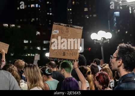 New York, NY - 24 giugno 2022: Centinaia di manifestanti si sono riuniti in Union Square per protestare contro la decisione della Corte Suprema di roveschiare Roe contro Wade di fatto vietando gli aborti negli Stati Uniti Foto Stock