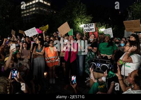New York, NY - 24 giugno 2022: Centinaia di manifestanti si sono riuniti in Union Square per protestare contro la decisione della Corte Suprema di roveschiare Roe contro Wade di fatto vietando gli aborti negli Stati Uniti Foto Stock