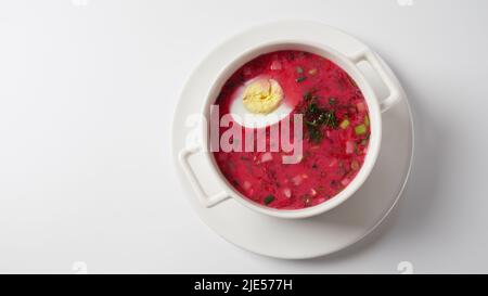 Zuppa cremosa fredda di barbabietole Belorussiana, lettone, lituana, polacca e Ucraina con cetrioli, ravanelli, patate e uova. Zuppa estiva tradizionale co Foto Stock