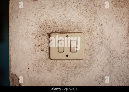 Tradizionale vecchio interruttore della luce sulla parete Foto stock - Alamy