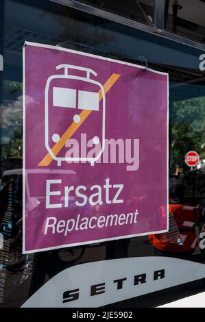 Oberau, Germania. 25th giugno 2022. Un cartello per il servizio di sostituzione ferroviaria dalla stazione di Oberau a Garmisch-Patenkirchen è appeso su un autobus. La Germania ospita il vertice del G7 (26-28 giugno 2022) delle democrazie economicamente forti. Credit: Daniel Vogl/dpa/Alamy Live News Foto Stock