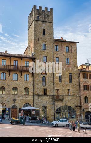 Palazzo Lappoli e Torre Faggiolana in Piazza Grande lato est nel