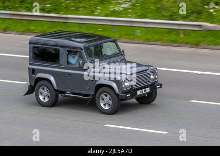 2016 Land Rover Defender SWB 2198ccc Diesel 4x4 fuoristrada 4WD grigio; viaggiando sull'autostrada M6, Regno Unito Foto Stock