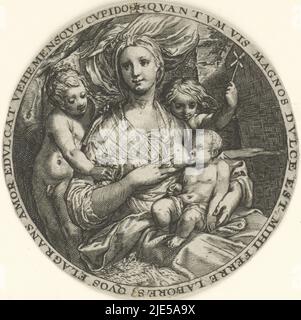 La personificazione femminile dell'Amore (Caritas), una delle tre virtù teologiche. Lei succhia un bambino. Accanto ai suoi altri due figli, uno dei quali è in possesso di un mulino a vento. Stampa da una serie di virtù teologiche, Love Theological Virtues (titolo della serie) Virtutu Theologicaru (titolo della serie)., tipografia: Crispijn van de Passe (i), Colonia, 1600, carta, incisione, d 98 mm Foto Stock