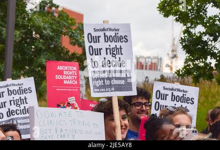 Londra, Regno Unito. 24th giugno 2022. I manifestanti si sono riuniti al di fuori dell'Ambasciata degli Stati Uniti a Londra mentre la Corte Suprema capovolge Roe contro Wade e spiana la strada al divieto dell'aborto in gran parte degli Stati Uniti. Foto Stock