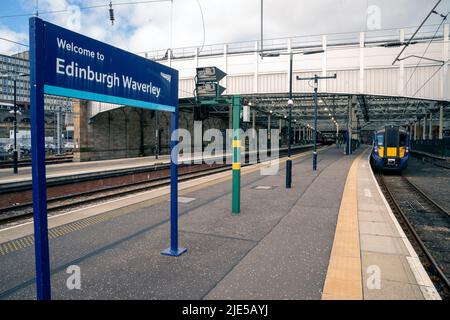 Piattaforme vuote alla stazione Waverley di Edimburgo, in quanto i servizi ferroviari continuano ad essere interrompiti a seguito dello sciopero a livello nazionale da parte dei membri del sindacato ferroviario, marittimo e dei trasporti, insieme ai lavoratori della metropolitana di Londra in un'amara disputa su retribuzione, posti di lavoro e condizioni. Data foto: Sabato 25 giugno 2022. Foto Stock