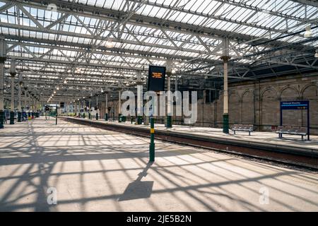 Piattaforme vuote alla stazione Waverley di Edimburgo, in quanto i servizi ferroviari continuano ad essere interrompiti a seguito dello sciopero a livello nazionale da parte dei membri del sindacato ferroviario, marittimo e dei trasporti, insieme ai lavoratori della metropolitana di Londra in un'amara disputa su retribuzione, posti di lavoro e condizioni. Data foto: Sabato 25 giugno 2022. Foto Stock