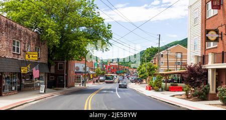 BOONE, NC, USA-20 GIUGNO 2022: Main Street in Summer. Persone, automobili, imprese. Grandangolo. Foto Stock