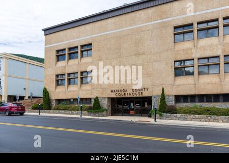 BOONE, NC, USA-20 GIUGNO 2022: Edificio del tribunale della contea di Watauga. Foto Stock