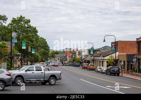 BOONE, NC, USA-20 GIUGNO 2022: Main Street in Summer. Persone, automobili, imprese. Grandangolo. Foto Stock