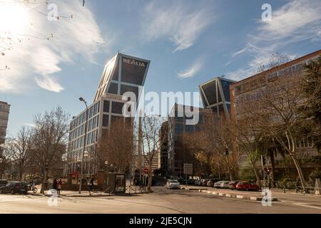 Madrid, Spagna. Le torri gemelle di Puerta de Europa (porta d'Europa), dette anche Torres KIO (KIO Towers), primi grattacieli inclinati del mondo Foto Stock