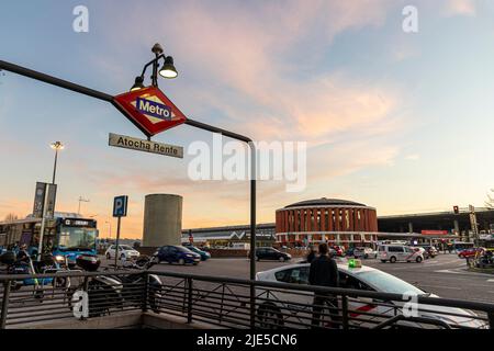 Madrid, Spagna. Ingresso all'ingresso della metropolitana della stazione della metropolitana Puerta de Atocha Foto Stock