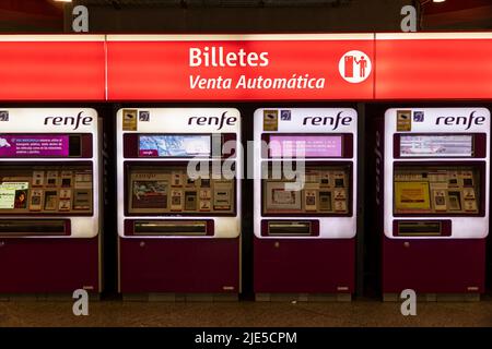 Madrid, Spagna. Acquisto di biglietti presso la stazione ferroviaria di Puerta de Atocha Foto Stock